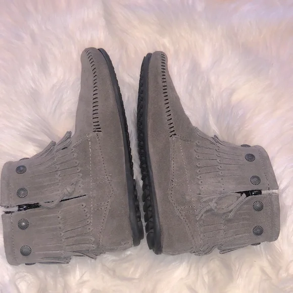 MINNETONKA ~ DOUBLE FRINGE SIDE ZIP MOCCASINS - Picture 3 of 9